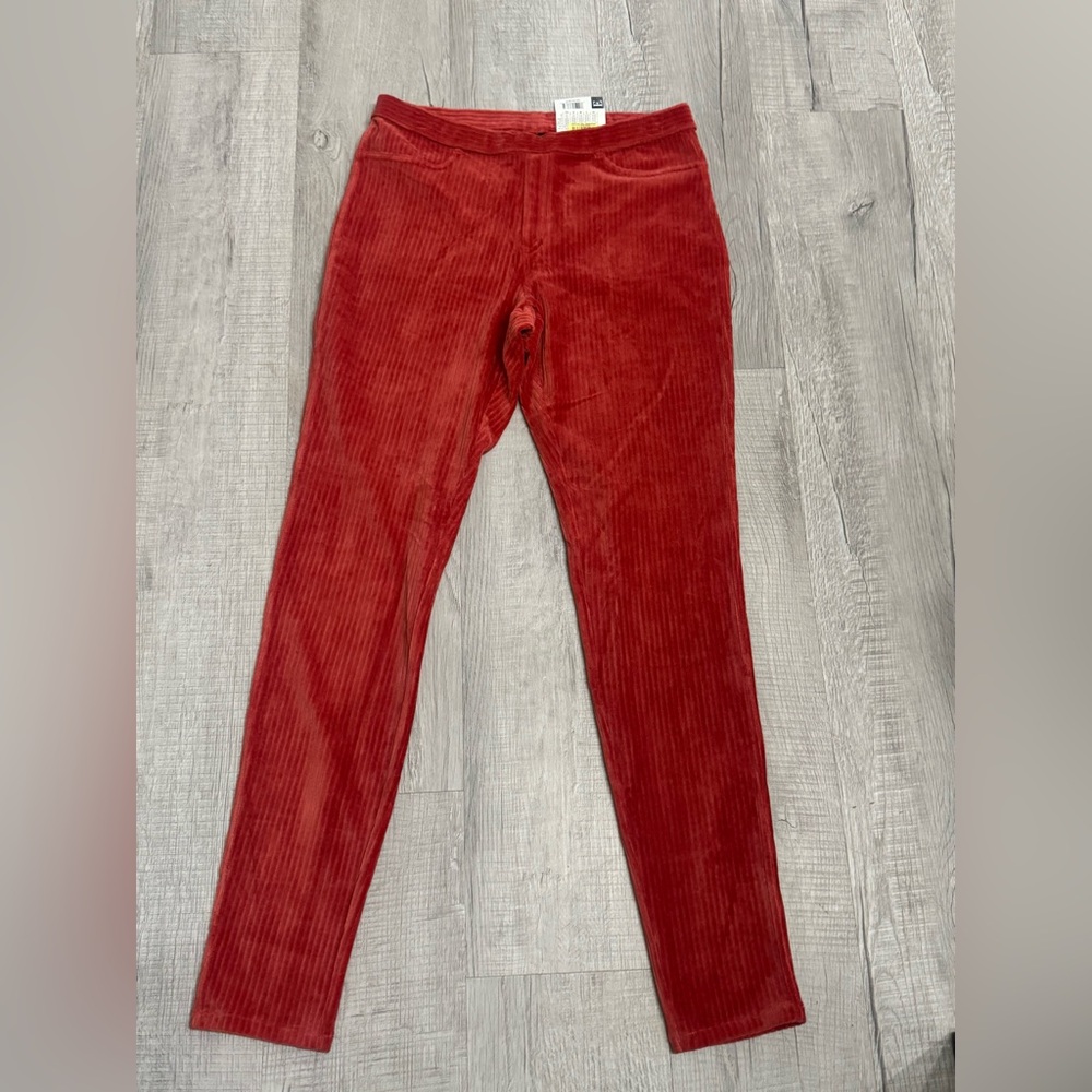 HUE Women's Vibrant Red Corduroy Leggings
